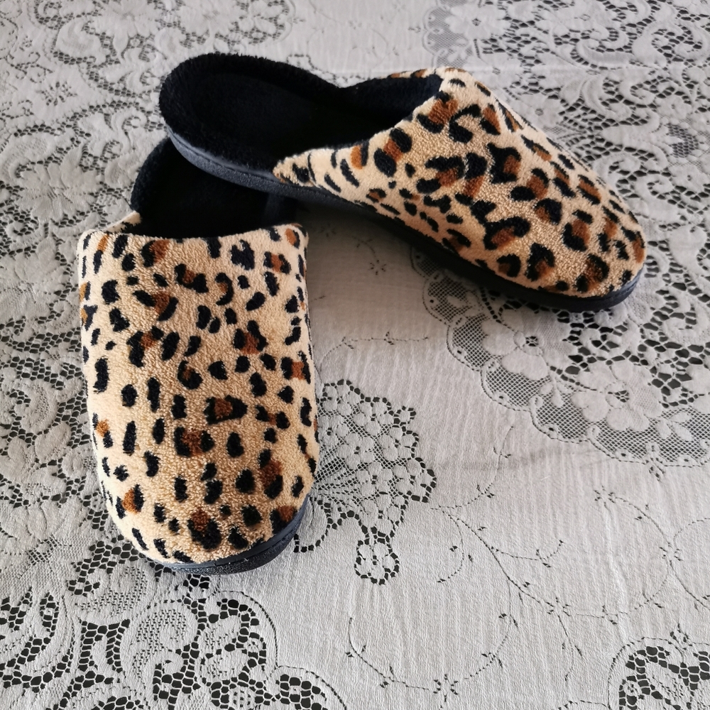 Isotoner Cheetah Print Clog Slippers Size 7.5-8